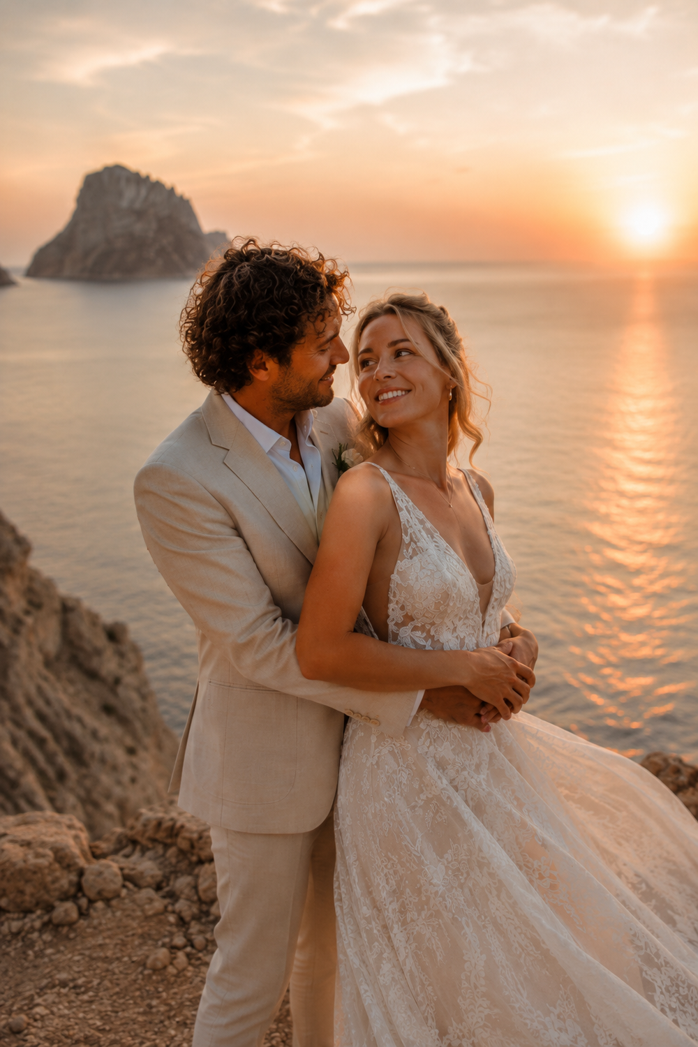 After Wedding Shooting Ibiza - Bild 02 mit Brautpaar am Meer und im Ibiza-Licht