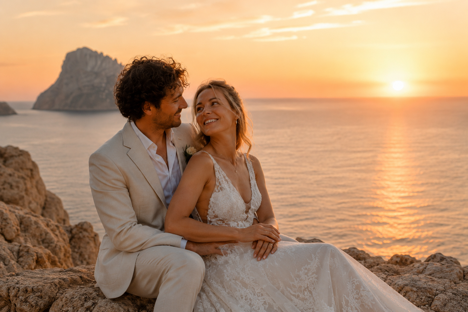 After Wedding Shooting Ibiza - Bild 04 mit Brautpaar am Meer und im Ibiza-Licht