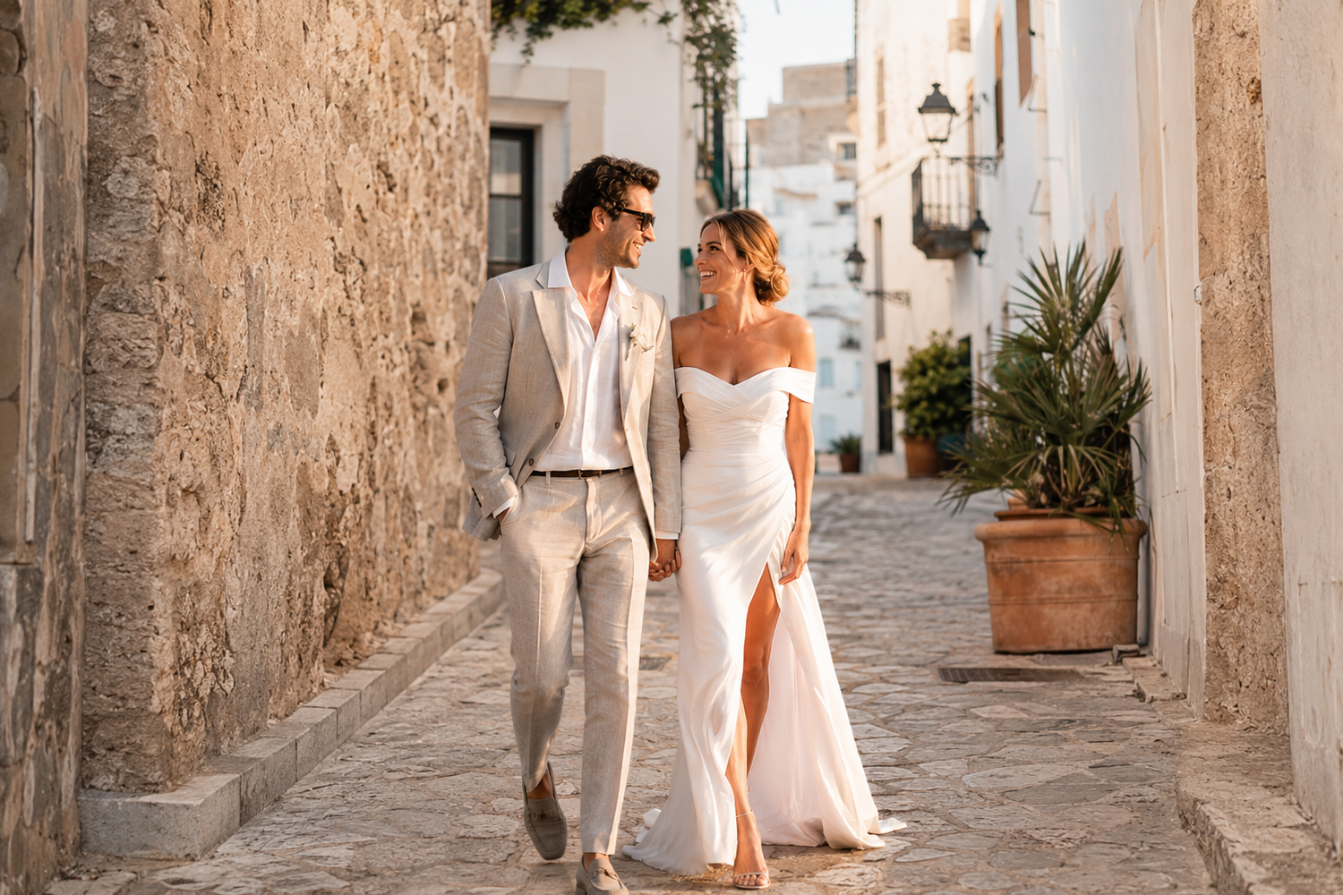 After Wedding Shooting Ibiza - Bild 09 mit Brautpaar am Meer und im Ibiza-Licht