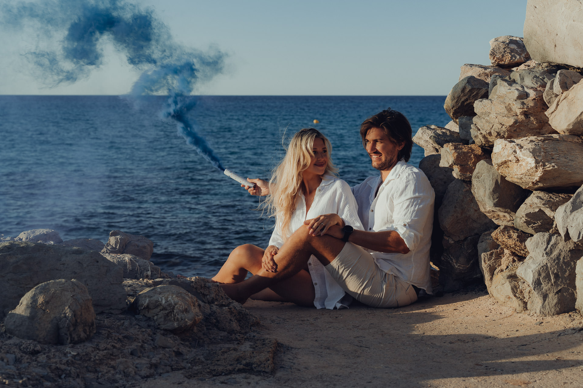 Famiien Glück an der Cala Mesquida, das Signal für einen Jungen wird gezeigt.