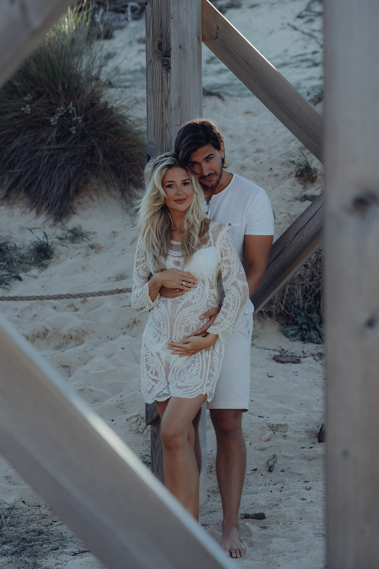 Ein glückliches Pärchen zeigt verliebt den Babybauch