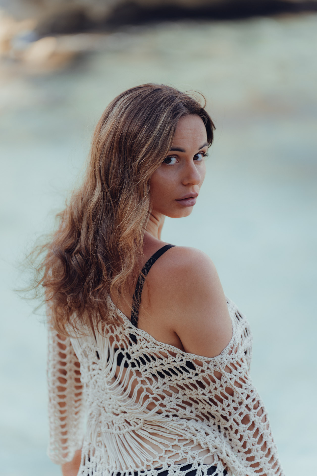 Ein Model schaut lässig in die Kamera für ein Portrait Bild, der Hintergrund ist unscharf.